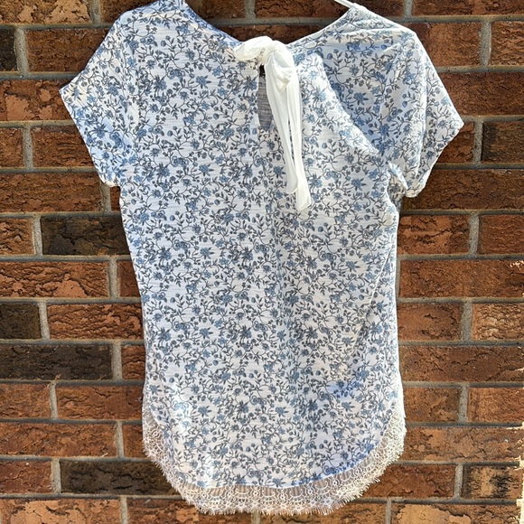 🍀3 for $25🍀 Lauren Conrad blouse. - Picture 5 of 6
